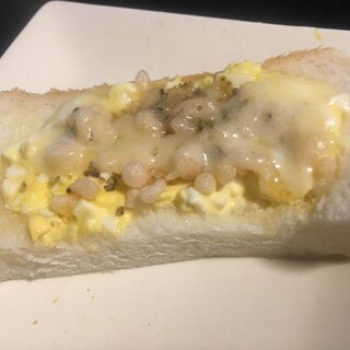 ゆで卵、揚げ玉、チーズのパン